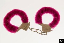 Sepasang borgol berwarna merah muda dipamerkan di Museum Putus Hubungan di Zagreb, Kroasia, 10 Februari 2012. (Foto: AP)