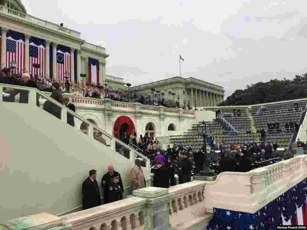Des centaines de milliers d'Américains sont présents pour l'investiture de Donald Trump, à Capitol Hill, Washington DC, le 20 janvier 2017. (VOA/Nicolas Pinault)