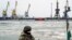 乌克兰士兵在乌克兰马里乌波尔港口巡逻。