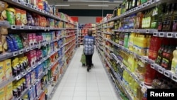 Seorang konsumen berbelanja di sebuah supermarket di Nice, Perancis, 16 Januari 2017.