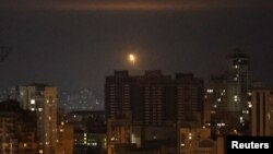 지난 19일 우크라이나 수도 크이우(러시아명 키예프) 상공에서 러시아군 공습 도중 드론이 폭발하고 있다. (자료사진)