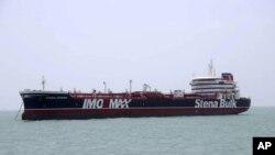 Tanker minyak berbendera Inggris, Stena Impero, yang direbut oleh Pengawal Revolusi Iran. Kapal tanker itu difoto di pelabuhan Iran di Bandar Abbas, Sabtu, 20 Juli 2019. (Foto: Kantor Berita Tasnim via AP)