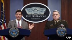 마크 에스퍼 미국 국방장관과 마크 밀리 합참의장이 2일 워싱턴 국방부 청사에서 기자회견을 했다.