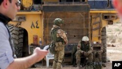 Des soldats russes patrouillent dans la province de Homs, en Syrie, le 14 avril 2016.