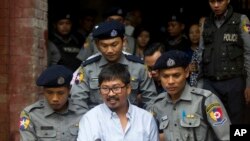 លោក Wa Lone អ្នក​កាសែត​របស់​សារព័ត៌មាន Reuters ត្រូវ​បាន​នាំ​ខ្លួន​ចេញ​ពី​តុលាការ​ បន្ទាប់​ពី​សវនាការ​ កាលពី​ថ្ងៃទី៩ ខែកក្កដា ឆ្នាំ២០១៨ នៅ​ក្នុង​ក្រុង​រ៉ង់ហ្គូន ប្រទេស​មីយ៉ាន់ម៉ា។