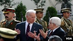 Biden berbicara berdampingan dengan Presiden Palestina Mahmoud Abbas, hari Rabu ini, 10 Maret 2010.