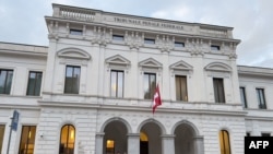 La Suisse a changé sa législation en 2011, en inscrivant dans son droit les crimes contre l'humanité et en se reconnaissant une compétence universelle.