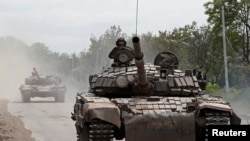 Tank pasukan pro-Rusia melaju di sepanjang jalan selama konflik Ukraina-Rusia di kota Popasna di Wilayah Luhansk, Ukraina 26 Mei 2022. (Foto: REUTERS/Alexander Ermochenko)