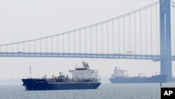 Un navire de commerce entre dans le port de New York, le mercredi 3 juin 2015.