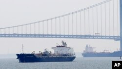 នាវា​ដឹក​ប្រេង និង​សារធាតុ​គីមី​ចូល​កំពង់​ផែ​ក្រុង​ New York។ ប្រេង​ឆៅ​ចុះ​ថ្លៃ​ទៀត​ដល់​ក្រោម​៥០​ដុល្លារ​ក្នុង​មួយ​ធុង។