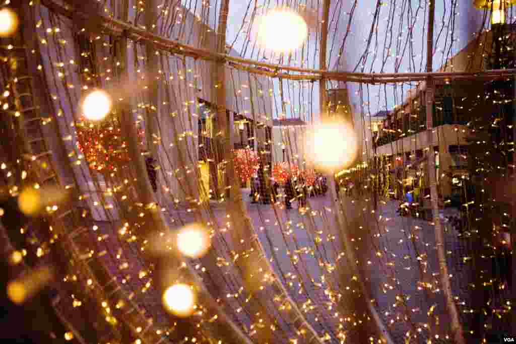 Christmas lights shine in pedestrian mall in Beirut, Lebanon, December 2012. (VOA/V.Undritz) 