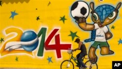 Maskot resmi Piala Dunia 2014 di Brazil, 'Fuleco Armadillo' yang sedang memegang bola (foto: dok). 