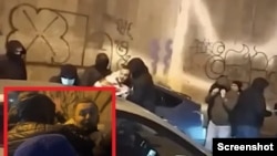 ნიღბიანი პოლიციელები ტვ პირველის ვიდეო ოპერატორს ლაშა ჯიოშვილს აკავებენ