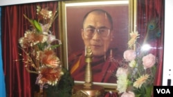俄罗斯佛教徒供奉的达赖喇嘛像 (美国之音白桦拍摄）