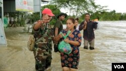 ពលរដ្ឋកំពុងជម្លៀសខ្លួនពីតំបន់ទឹកជន់លិចខ្លាំងនៅសង្កាត់ស្ពានថ្ម ខណ្ឌដង្កោរ ភ្នំពេញ ថ្ងៃទី១៤ ខែតុលា ឆ្នាំ២០២០។ (ទុំ ម្លិះ/វីអូអេ)