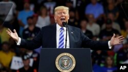 도널드 트럼프 미국 대통령이 지난 21일 웨스트버지니아 주 찰스턴에서 열린 중간선거 유세 집회에서 연설하고 있다.