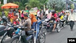 Para penyandang cacat di Surabaya melakukan konvoi motor yang sudah dimodifikasi, menuntut pemberian SIM D bagi mereka (4/12).