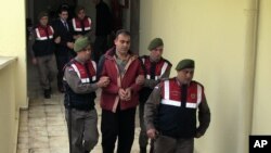 ប៉ូលិស​នាំ​ខ្លួន​ឈ្មួញ​ជួញ​ដូរ​មនុស្ស​ទៅ​សវនការ​នៅ​ក្នុង​ក្រុង Bodrum ប្រទេស​តួកគី កាលពី​ថ្ងៃទី៤ ខែមីនា ឆ្នាំ២០១៦។