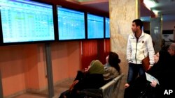 این ۱۴ بانک متهم هستند که به جمهوری اسلامی برای پولشویی و انتقال دلار کمک کرده‌اند. 