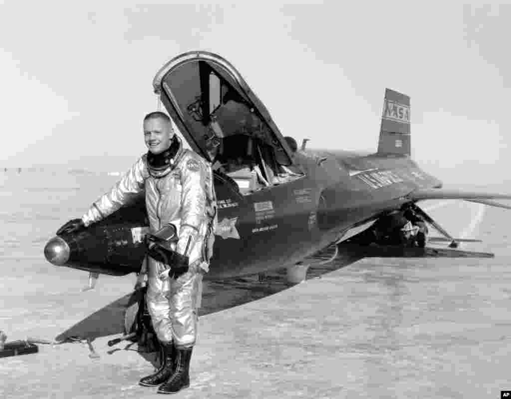 Foto tanpa tanggal NASA menunjukkan astronot Neil Armstrong berpose dengan pesawat AS X-15.