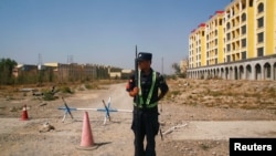 资料照片：中国警察在新疆伊宁一处官方所说的职业教培中心附近的路口站岗。（2018年9月4日）
