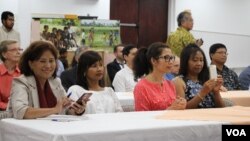 About 100 local Cambodian-Americans attended the informal gathering at Buddhikarama temple, Maryland, July 23, 2017. (Nem Sopheakpanha/VOA Khmer)