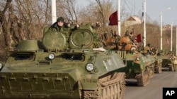 Tentara separatis pro-Rusia melakukan patroli di Stakhanov, Ukraina timur (foto: dok). Rusia membantah mengenai keterlibatan militernya dalam konflik di sana.