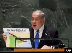 بنیامین نتانیاهو، نخست‌وزیر اسرائیل، در حال نشان دادن کریدور ارتباطی هند و اروپا