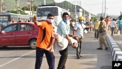 7일 인도 동남부 안드라프라데시주 비사카파트남에서 시민들이 LG화학 현지 공장에서 누출된 가스로 의식을 잃은 여성을 옮기고 있다.