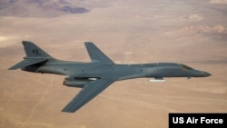 미 전략사령부는 24일 보도자료를 통해 B1-B 랜서의 외부 폭탄 장착 실험을 지난 20일 캘리포니아주 에드워즈 공군기지 상공에서 진행했다고 공개했다. 사진=US Air Force.