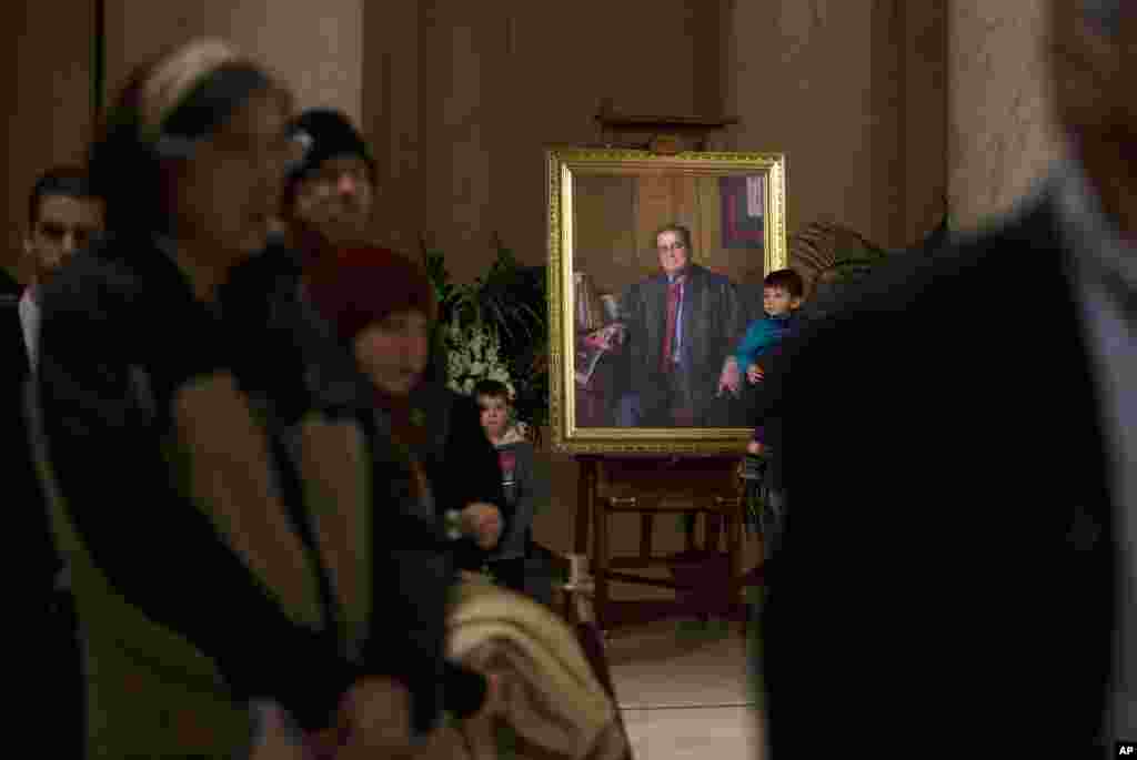 People line up to pay their respect to the late Justice Antonin Scalia in the Great Hall of the Supreme Court in Washington, where Scalia&#39;s body lies in repose, Feb.19, 2016.