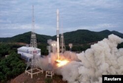 북한이 지난달 31일 동창리 서해위성발사장의 새 발사대에서 정찰위성을 발사하고 있다.