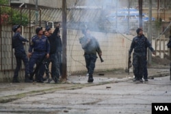 Iraqi Federal Police fire mortars at IS positions in Mosul, Iraq. Officials say operations are temporarily halted as they reassess how to attack IS while avoiding the large civilian "human shield" population surrounding the militants. March 2, 2017. (H. Murdock/VOA)