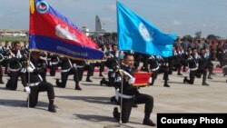 រូបឯកសារ៖ ចាប់តាំងពី ១២ មេសា ២០០៦ ការបញ្ជូនកម្លាំងចូលរួមបេសកកម្មរក្សាសន្តិភាព​ អ.ស.ប ក្នុងការស្វែងរកសុខសន្តិភាពជូនមុនស្សជាតិលើកពិភពលោក បានធ្វើអោយកម្ពុជាមាន កិត្តិនាម លើឆាកអន្តរជាតិ ទង់ជាតិកម្ពុជាបានបង្ហូតយ៉ាងខ្ពស់ត្រដែតជាមួយបណ្តាលប្រទេសនានាក្នុងតំបន់បេសកកម្ម។ (រូបថត និងសំណេរពីទំព័រហ្វេសប៊ុករបស់មជ្ឈមណ្ឌលជាតិរក្សាសន្តិភាព) 