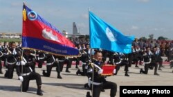 ចាប់តាំងពី ១២ មេសា ២០០៦ ការបញ្ជូនកម្លាំងចូលរួមបេសកកម្មរក្សាសន្តិភាព​ អ.ស.ប ក្នុងការស្វែងរកសុខសន្តិភាពជូនមុនស្សជាតិលើកពិភពលោក បានធ្វើអោយកម្ពុជាមាន កិត្តិនាម លើឆាកអន្តរជាតិ ទង់ជាតិកម្ពុជាបានបង្ហូតយ៉ាងខ្ពស់ត្រដែតជាមួយបណ្តាលប្រទេសនានាក្នុងតំបន់បេសកកម្ម។ (រូបថត និងសំណេរពីទំព័រហ្វេសប៊ុករបស់មជ្ឈមណ្ឌលជាតិរក្សាសន្តិភាព) 