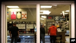 Beberapa pelanggan mengunjungi toko senjata api di Des Plaines, Illinois (foto: dok).