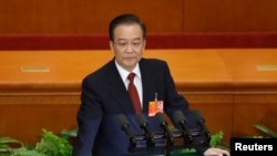 时任中国总理的温家宝在全国人大年度会议上讲话。（2013年3月5日）
