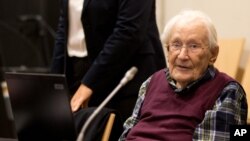 Mantan anggota pengawal Jerman SS, Oskar Groening menunggu di ruang sidang di Lueneburg, Jerman Utara, 8 Juli 2015 (Foto: dok). 