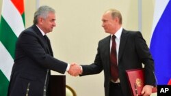 Rossiya Prezidenti Vladimir Putin (o'ngda) va Abxaziya rahbari Raul Xajimba Sochida, 24-noyabr, 2014-yil.