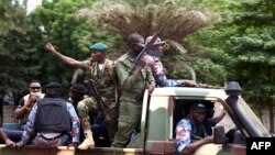 Tentara Mali melewati jalan-jalan Bamako, Mali, 19 Agustus 2020, sehari setelah pasukan pemberontak menangkap Presiden Mali Ibrahim Boubacar Keita dan Perdana Menteri Boubou Cisse dalam eskalasi dramatis dari krisis selama berbulan-bulan. (Foto: AFP)