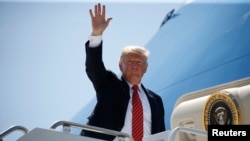 U.S. President Donald Trump waves to Marines as he departs Marine Corps Air Station Yuma in Yuma, Arizona, Aug. 22, 2017.