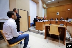 Bintang sepak bola Brazil Dani Alves duduk selama persidangannya di Barcelona, Spanyol, 5 Februari 2024. (Alberto Estevez/Pool Photo via AP)