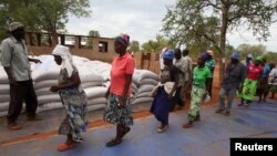 Villagers collect their monthly food ration provided by the United Nations World Food Program in Masvingo, Zimbabwe, Jan. 25, 2016. REUTERS/Philimon Bulawayo 