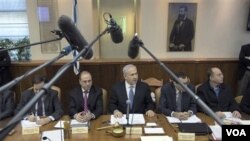 Perdana Menteri Israel Netanyahu (tengah) membahas isu ledakan pipa gas di Mesir dalam sidang kabinet, Minggu (6/2).