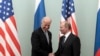  Vladimir Poutine (à droite) serre la main du vice-président américain Joe Biden lors de leur rencontre à Moscou en Russie, le 10 mars 2011. 