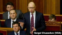 PM Ukraina Arseniy Yatsenyuk (tengah) di gedung parlemen Ukraina di Kyiv (Foto: dok).