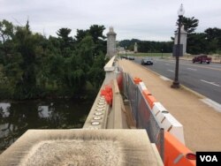 Construction on the Memorial Bridge begins after the National Parks Service received a $90 million grant to fix it this July, Aug. 9, 2016. (E. Sarai/VOA)