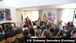 2024年9月18日，美国驻以色列大使斯蒂芬妮·哈利特会见以色列人质家属。