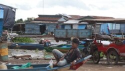 លោក ស៊ីម វ៉ាន់ថា អ្នកនេសាទ​នៅ​ឆ្នុកទ្រូ កំពុង​អង្គុយ​លើ​ក្បាល​ទូក រង់ចាំ​ទៅ​រៀបចំ​ឧបករណ៍​នេសាទ កាលពី​ថ្ងៃទី៩ ខែ​សីហា ឆ្នាំ២០២០។ (ស៊ុន ណារិន/វីអូអេ)