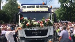 Kamion sa posmrtnim ostacima srebreničkog genocida zaustavio se kod Predsjedništva BiH